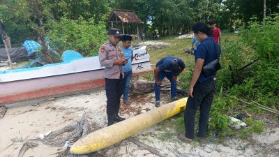Bikin Kaget, Benda Diduga “Torpedo” Nyasar di Pantai Kangean, Polisi Gercep Amankan Lokasi