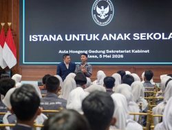 Istana Jadi Ruang Kelas, Pelajar Disuntik Motivasi oleh Teddy Indra Wijaya
