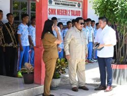 Prabowo Bernyanyi Bersama Warga Miangas, Bawa Bantuan hingga Janji Perbaikan Infrastruktur