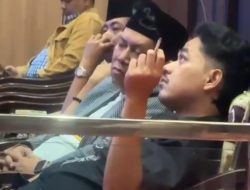 Anggota DPRD Sumenep Asyik Merokok saat Rapat Strategis