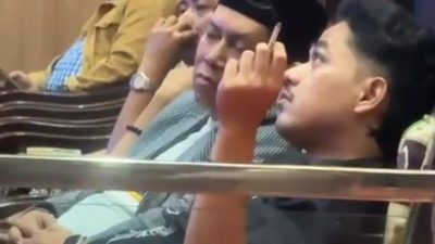 Anggota DPRD Sumenep Asyik Merokok saat Rapat Strategis